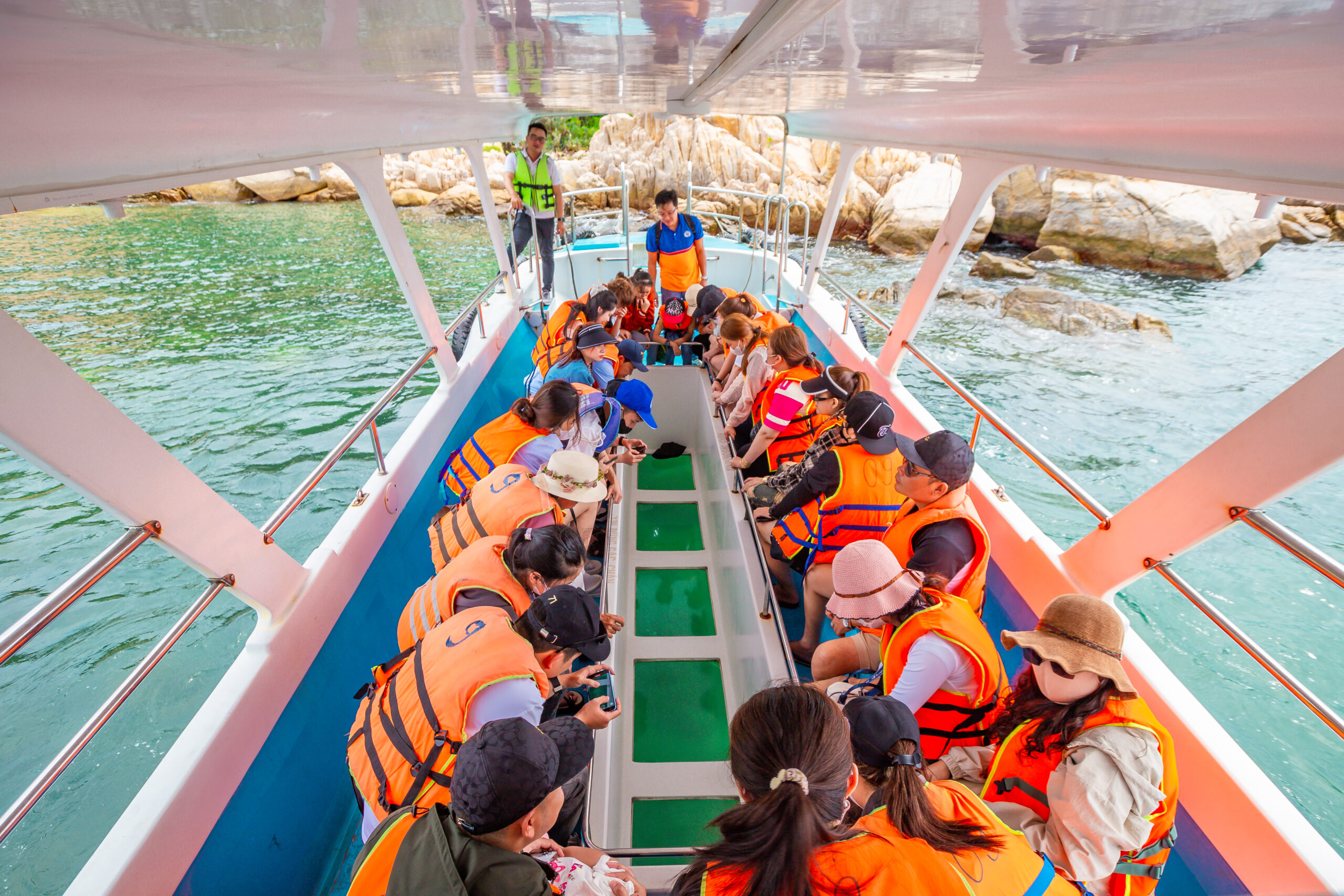 glass-bottom boat, Vinh Hy Bay Discovery