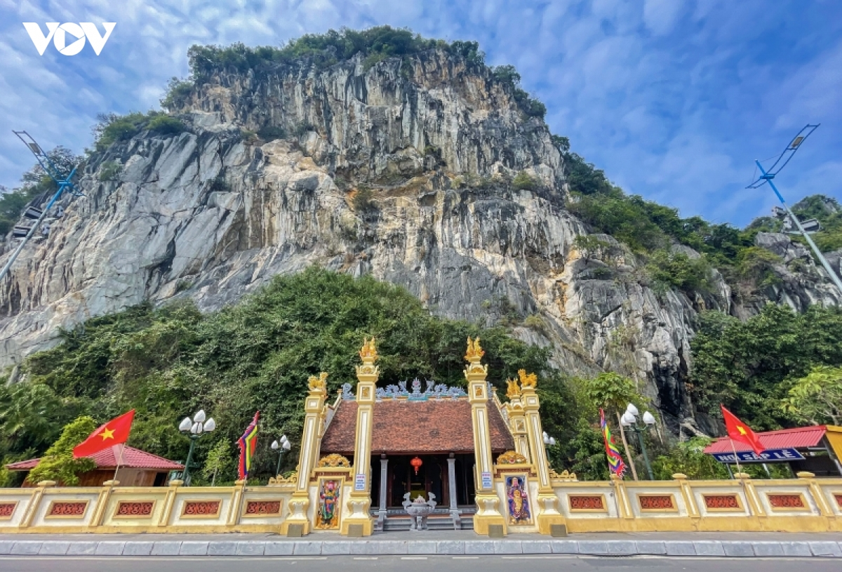 the historic Poem Mountain (Nui Bai Tho)