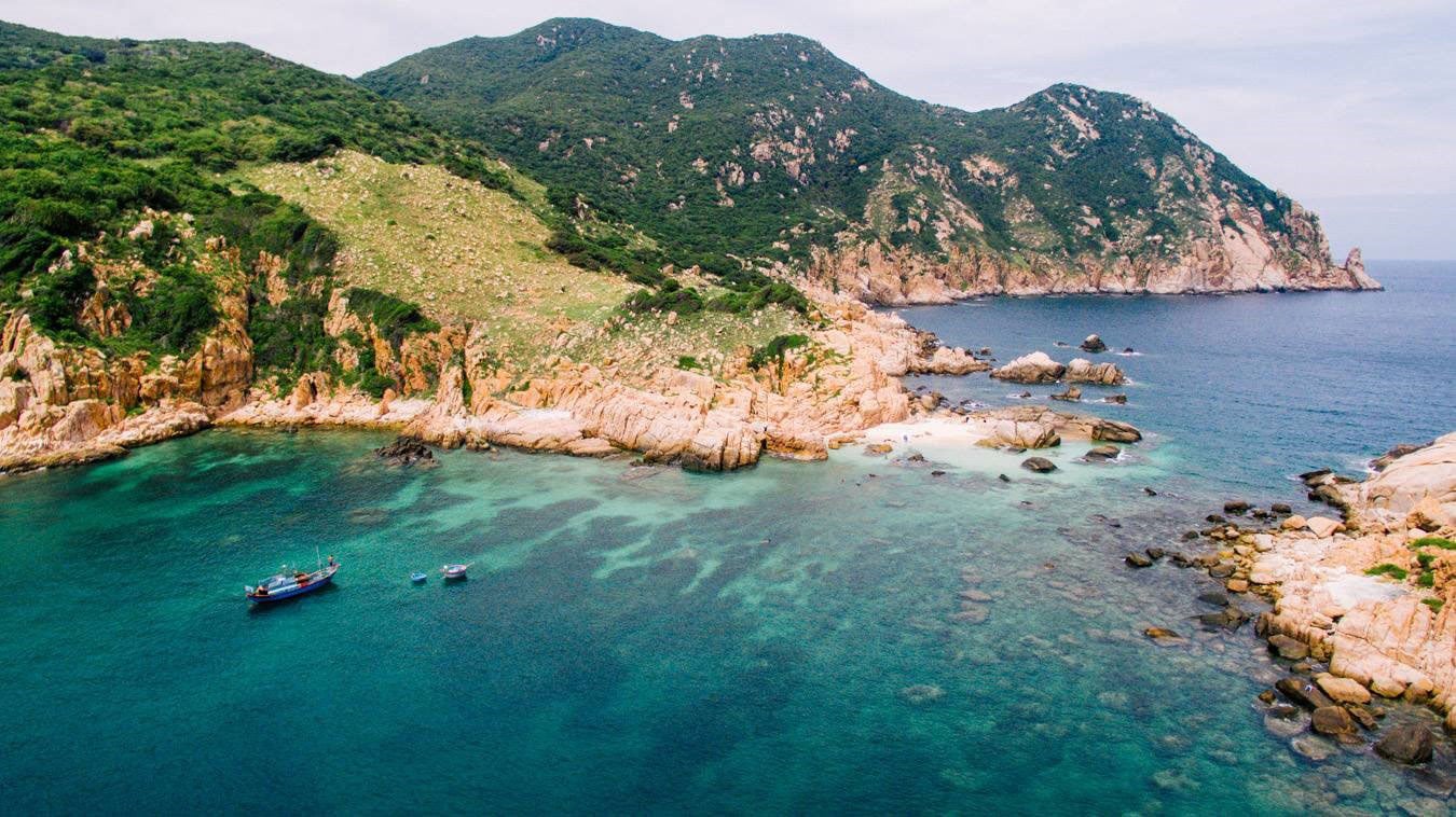 Vinh Hy Bay is ideal for deep-sea anglers.