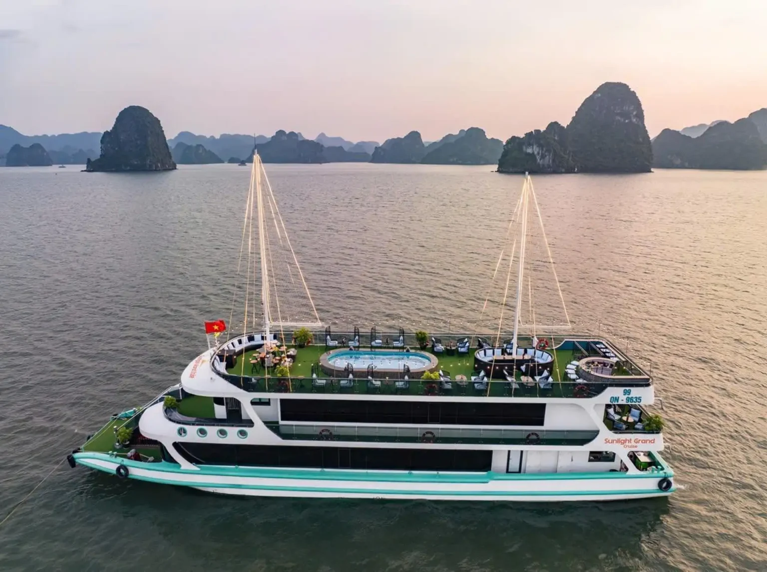 Rosy 5 stars cruise to discover Ha Long bay