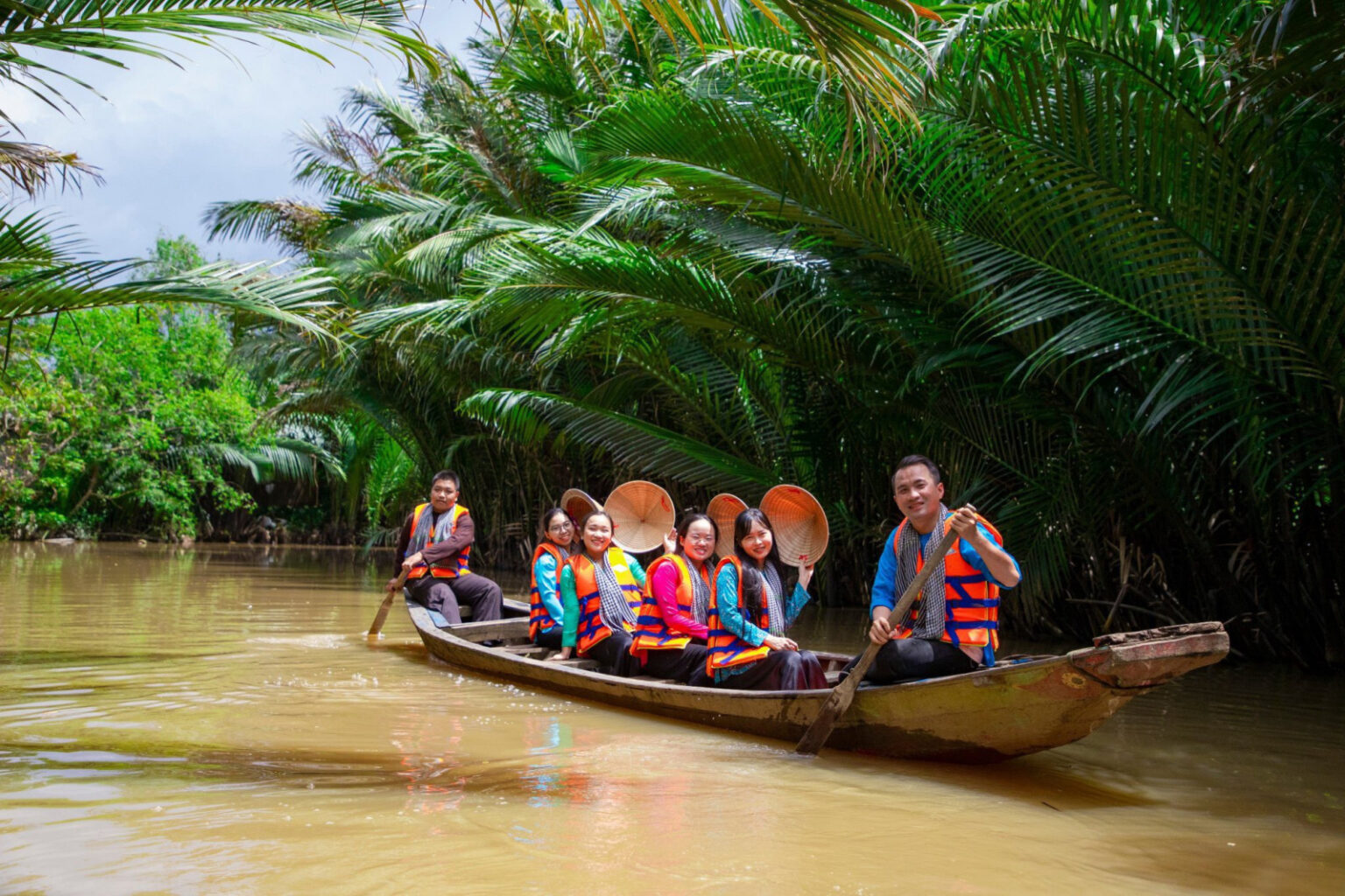 Three-leaf boats carry tourists through the canals of Ben Tre.