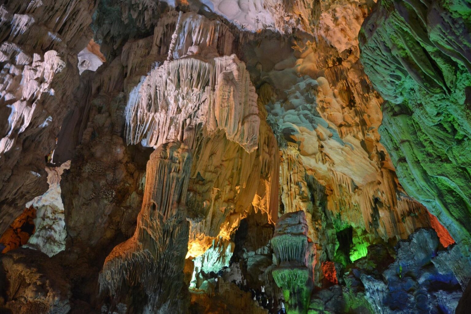 Dau Go Cave, Ha Long Bay, Viet Nam