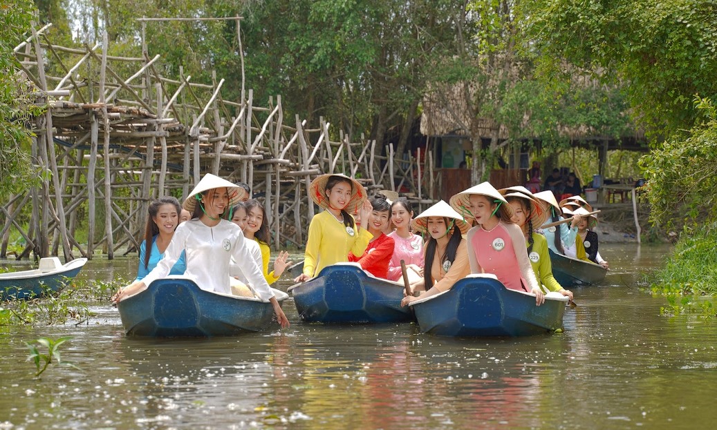 Tourists can experience admiring the lush green nature from traditional three-leaf boats typical of the Mekong Delta region of Vietnam.