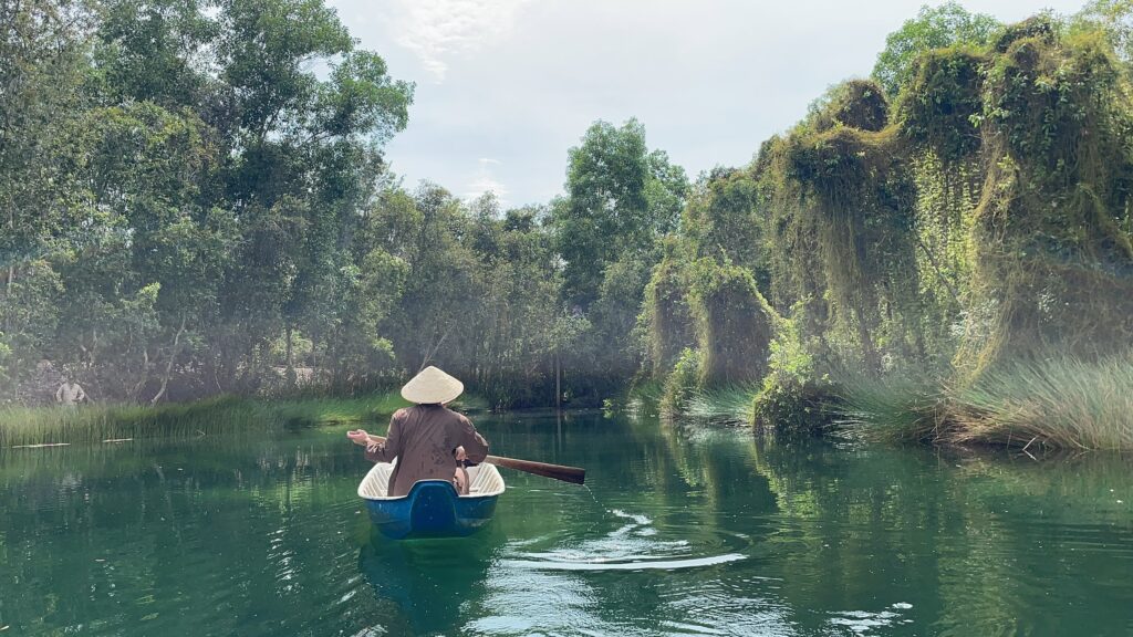 tan-lap-floating-village-valentine-day-New-Year-2026-vietnam-fishing-tour-trip-travel-adventure-angler-lure-fly